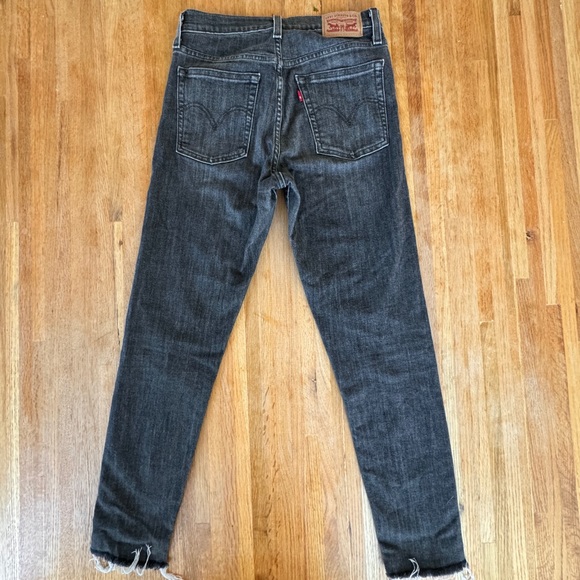 Levi’s Wedgie Skinny Jeans Size 28 Washed Black Raw Hem - Picture 9 of 9